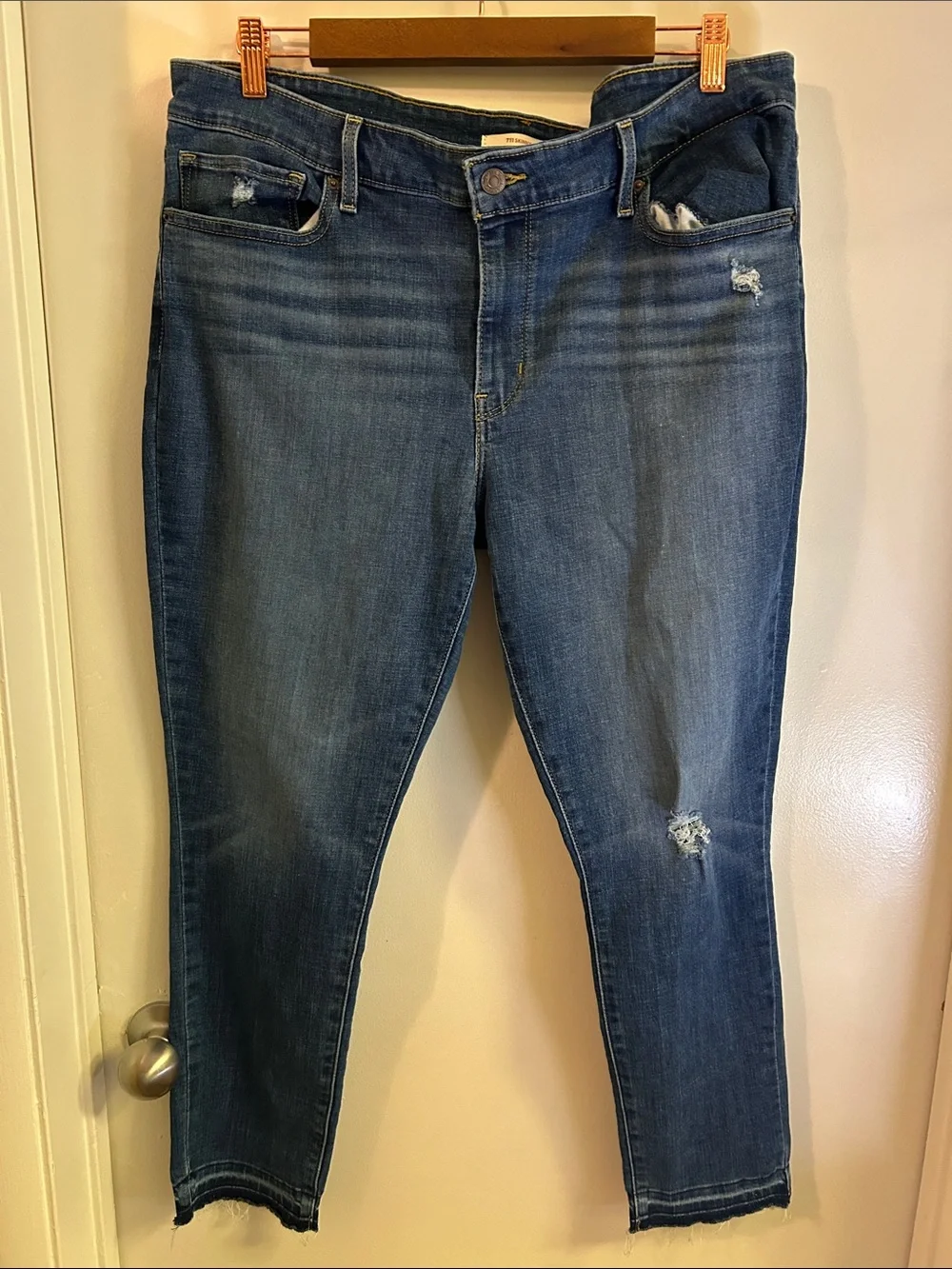Levi's Women’s Dark Blue Skinny Jeans with Light Distressing